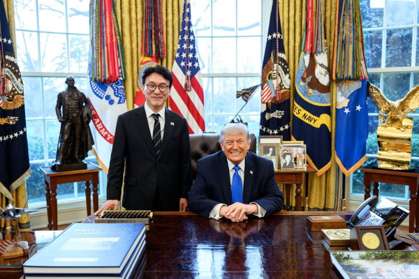 미국을 방문 중인 김민석 국무총리가 13일(현지시간) 미국 워싱턴DC 백악관에서 도널드 트럼프 미국 대통령을 만나 기념촬영을 하고 있다.(사진=국무총리실)