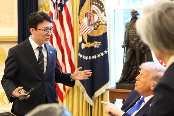 미국을 방문 중인 김민석 국무총리가 13일(현지시간) 미국 워싱턴DC 백악관에서 도널드 트럼프 미국 대통령과 면담을 하고 있다.(사진=국무총리실)