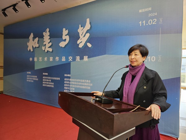 산동성 위해시 시립미술관 이응선 초대전에서 개막 연설을 하는 이응선 작가