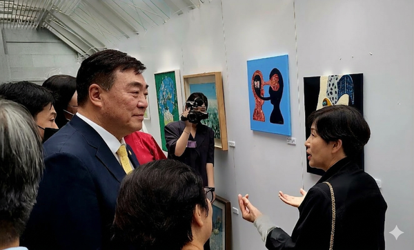 싱하이밍 주한 중국대사의 현직시절 자신의 작품 앞에서 싱대사와 자신의 작품 앞에서 대화를 나누는 이응선 작가