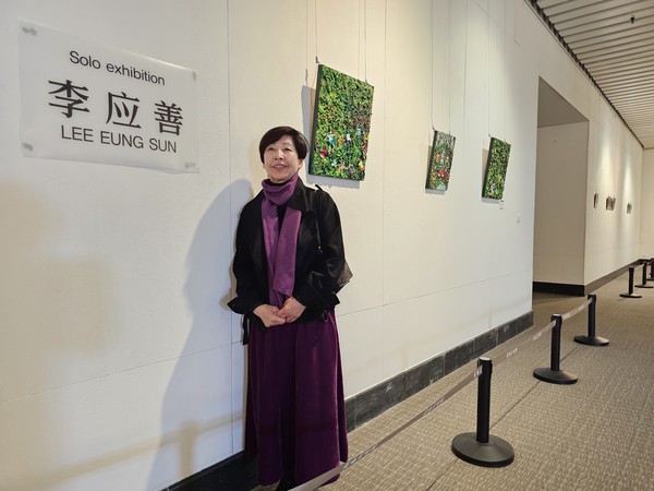 길림성 장춘 성립 미술관 이응선 초대전에서 포즈를 취한 이응선 작가