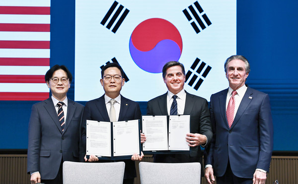 김정관 산업통상부 장관(왼쪽 첫번째)이 15일(현지시간) 일본 도쿄에서 열린 ‘제1차 인도·태평양 에너지 안보 장관회의 및 비즈니스 포럼’ 참석 계기에 ‘한-미 투자협약식’ 에 임석한 후 기념촬영하고 있다.(사진=산업통상자원부)