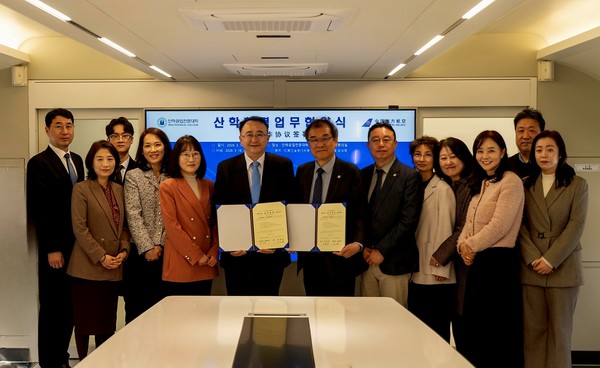 양측 실무자들이 참석한 가운데 인하전문대학과 남방항공 간 업무협약식 기념 촬영[사진=인하공업전문대학교 제공]