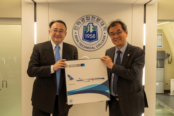 협약식에서 상호 선물 교환을 하는 김성찬(金成燦) 인하전문대학교 총장(사진우측) 과 왕쉰(王巡）)남방항공 한국지사장(사진촤측) 사진=인하공업전문대하교 제공 