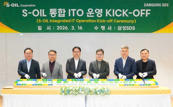 16일 삼성SDS 상암 데이터센터에서 열린 S-OIL 통합 ITO(IT 아웃소싱) KICK-OFF 행사에 참여한 (왼쪽부터) S-OIL 임종인 IT부문장, 정상훈 경영전략본부장, 류열 사장, 삼성SDS 이준희 대표이사, 이호준 클라우드서비스사업부장, 이정헌 전략마케팅실장이 기념촬영을 하고 있다.(사진=삼성SDS)