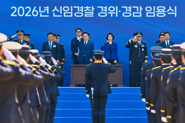 이재명 대통령이 17일 충남 아산시 경찰대학에서 열린 신임 경찰 경위·경감 임용식에서 신임 경찰관들의 경례를 받고 있다.(사진=청와대)