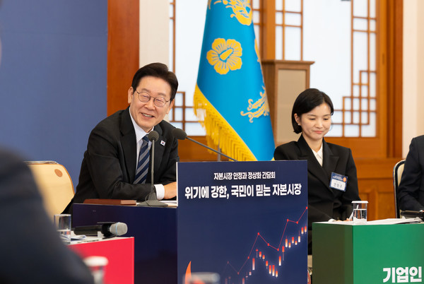 이재명 대통령이18일 청와대에서 열린 자본시장 안정과 정상화 간담회에서 발언하고 있다.(사진=청와대)