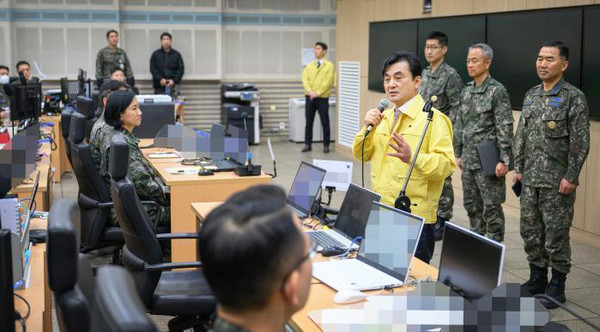 안규백 국방부 장관이 18일 B-1 문서고를 방문해 ‘2026 자유의 방패(FS)’ 연습 상황을 점검한 뒤 임무 완수에 여념이 없는 장병들을 격려하고 있다.(사진=국방부)