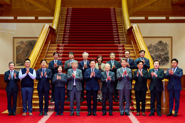 이재명 대통령이 19일 청와대에서 열린 경제사회노동위원회 1기 출범 맞이 노동정책 토론회를 마친 뒤 김지형 경제사회노동위원회 위원장 등 참석자들과 함께 기념촬영을 하고 있다.(사진=청와대)