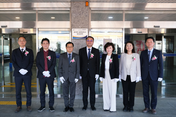 19일 부산 동의과학대학교에서 열린 ‘외국인 요양보호사 양성대학’ 현판 제막식 (사진=법무부)