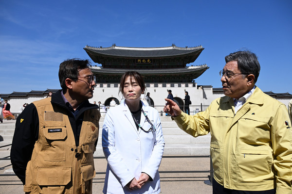 허민 국가유산청장(오른쪽)이 19일 오후 광화문 광장에서 관계자들과 함께 21일 방탄소년단(BTS) 공연의 안전상황을 점검하고 있다.(사진= 국가유산청)