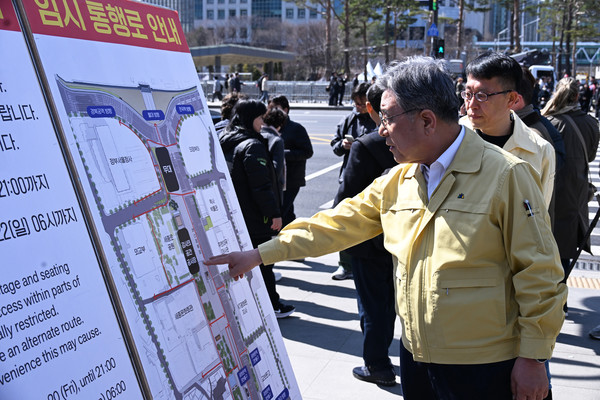 허민 국가유산청장이 19일 오후 광화문 광장에서 관계자들과 함께 21일 방탄소년단(BTS) 공연의 안전상황을 점검하고 있다.(사진= 국가유산청)