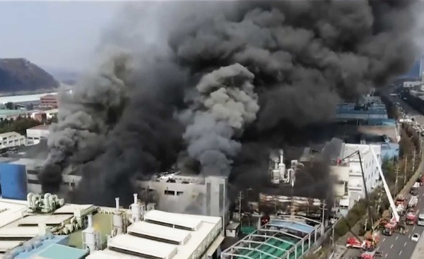 20일 오후 1시 17분쯤 대전 대덕구 문평동의 한 공장에서 불이 나 연기가 피어오르고 있다.(사진=TV 뉴스 화면 갈무리)