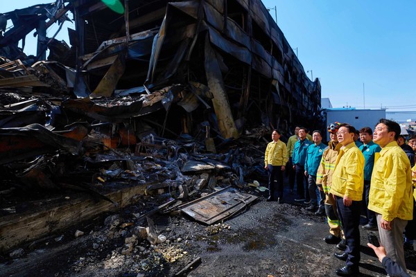 21일 오후 대전 대덕구 안전공업 화재 현장을 방문한 이재명 대통령이 소방 관계자로부터 실종자 수색 및 구조 현황을 보고받고 있다.(사진=청와대)