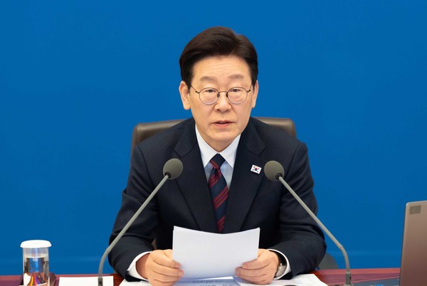 이재명 대통령이 SNS를 통해 ‘부동산 공화국 탈피’가 대한민국 대전환의 핵심 과제임을 역설하며, 공직사회 기강 확립에 대한 강력한 의지를 밝혔다. (사진=청와대)