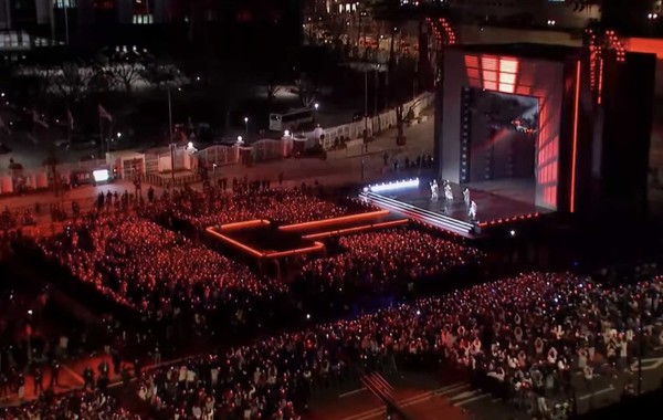 21일 저녁 서울 광화문광장에서 방탄소년단(BTS)이 정규 5집 타이틀곡 무대를 선보이고 있다.(사진=TV 뉴스 화면 갈무리)