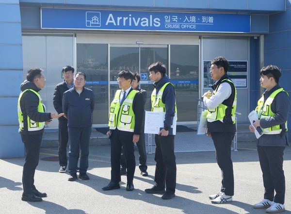 (사진=영도 크루즈터미널에서 현장점검 중인 송상근 사장. 부산항만공사 제공)