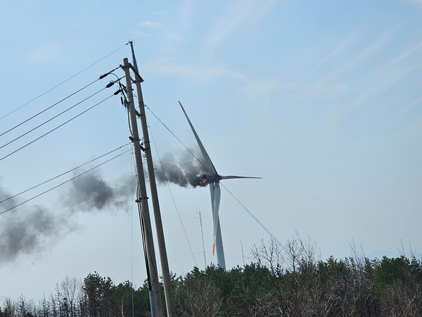 23일 오후 1시 11분께 경북 영덕군 영덕읍 창포리 풍력발전단지 내 풍력발전기에서 화재가 발생했다.(사진=경북소방본부)