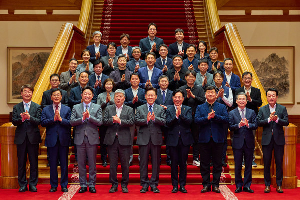 이재명 대통령과 한국노동조합총연맹 지도부가 24일 청와대에서 ‘한국노총 초청 간담회’를 마친 후 기념촬영을 하고 있다.(사진=청와대)