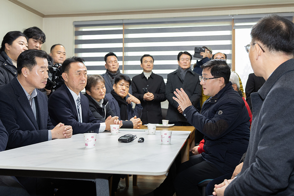 김성환 기후에너지환경부 장관이 지난 2월 13일 경기도 여주시 율극1리 마을회관에서 한강수계 햇빛소득마을 조성사업 계획을 설명 듣고 사업 관계자 및 마을 주민들과 의견을 나누고 있다.(사진=기후에너지환경부)