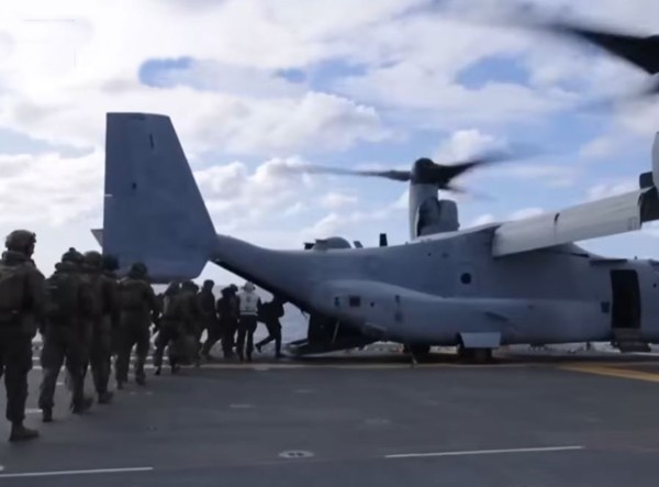미군병사들이 작전을 위해 군용기에 탑승하고 있다 [사진=티비화면 캡쳐]