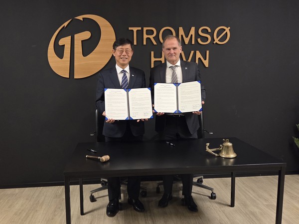 (사진=(좌)송상근 사장이 북극경제이사회(AEC) 공식 가입 후 사무총장 매즈 프레데릭센(Mads Frederiksen)와 기념촬영을 하고 있다. 부산항만공사 제공)