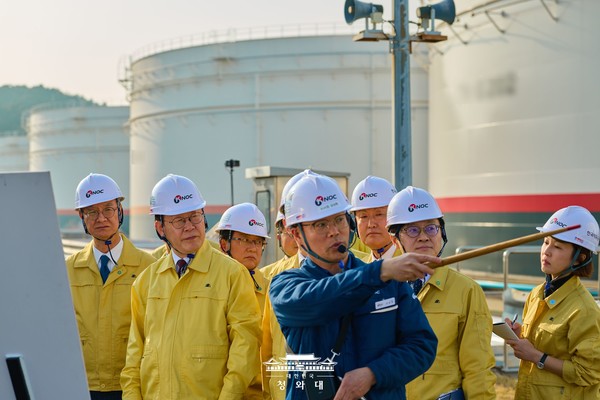 이재명 대통령이 한국석유공사 시설을 둘러보고 있다[사진=청와대]