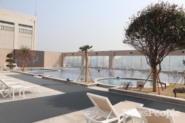 (사진=남항대교와 영도가 한눈에 들어오는 7층 루프탑)