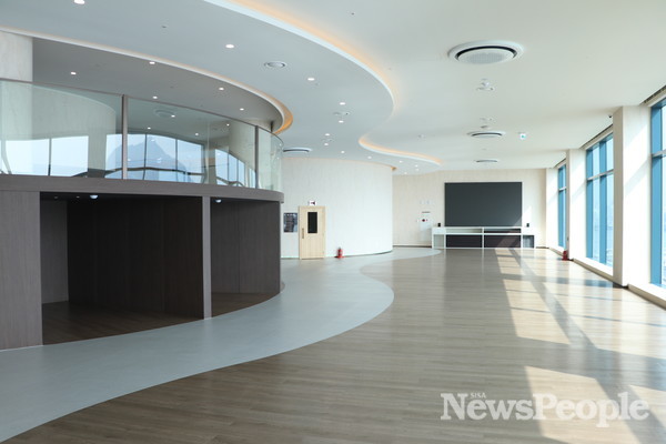 (사진=5층 찜질방은 탁 트인 창 너머로 부산 앞바다가 펼쳐지는 환상적인 오션뷰를 자랑한다.)