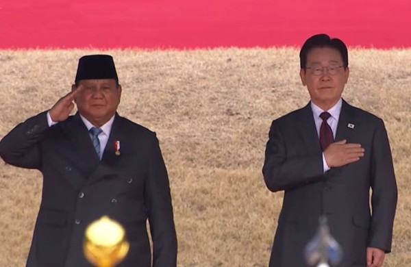 이 재명 대통령은 청와대 에서 인도네시아 프라보워 대통령 방문  환영 행사를 하고 있다  [사진=티비화면 촬영캡쳐]