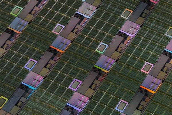 데이터 거래 시장이 형성된 장면을 통해 보이지 않는 정보의 흐름이 경제를 움직이며 새로운 교환 체계가 구축되는 변화를 시각화한 작품이다.